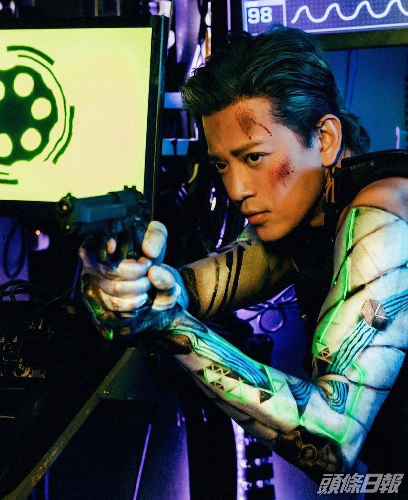 由負責佢演唱會嘅人體彩繪師一手包辦。